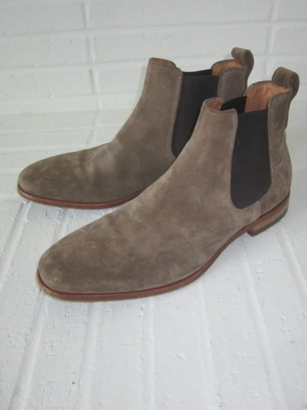 VINCE Suede Chelsea Boots Men’s 8 M EU 41